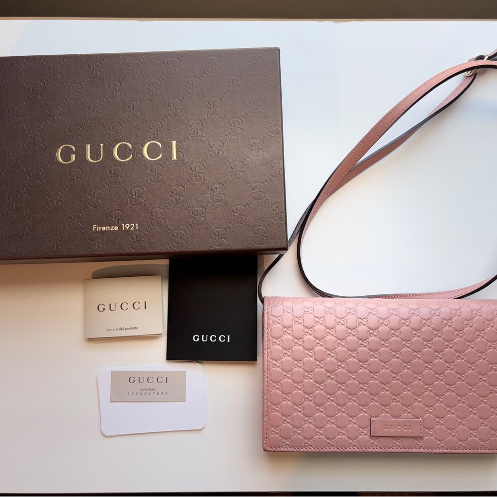 Gucci pink wallet chain with removable / adjustable strap
